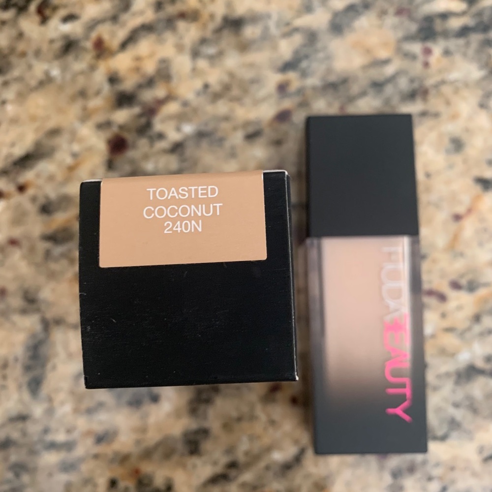Huda beauty foundation (toasted coconut 240N)